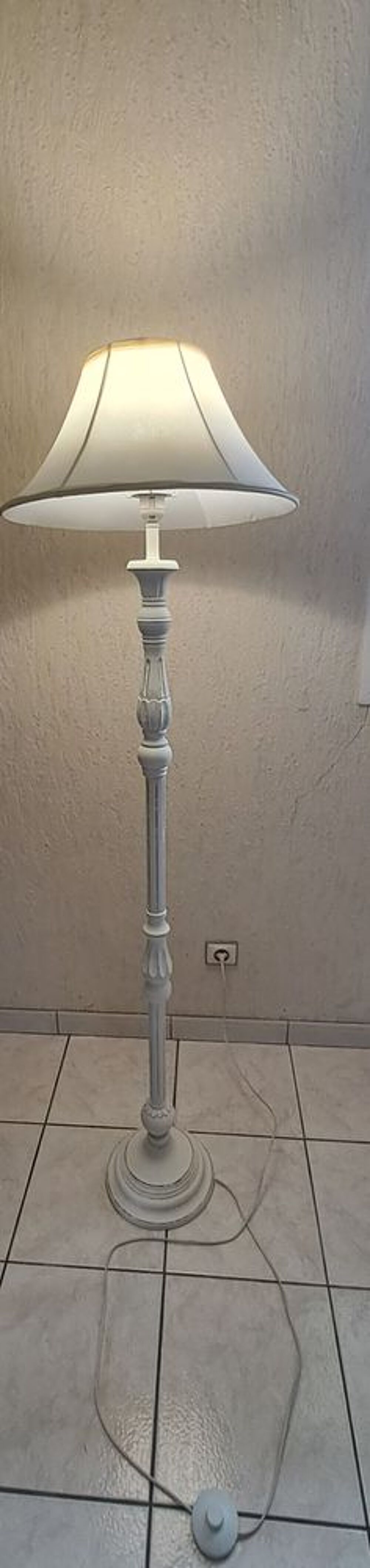 Superbe lampadaire au style Shabby Chic Décoration
