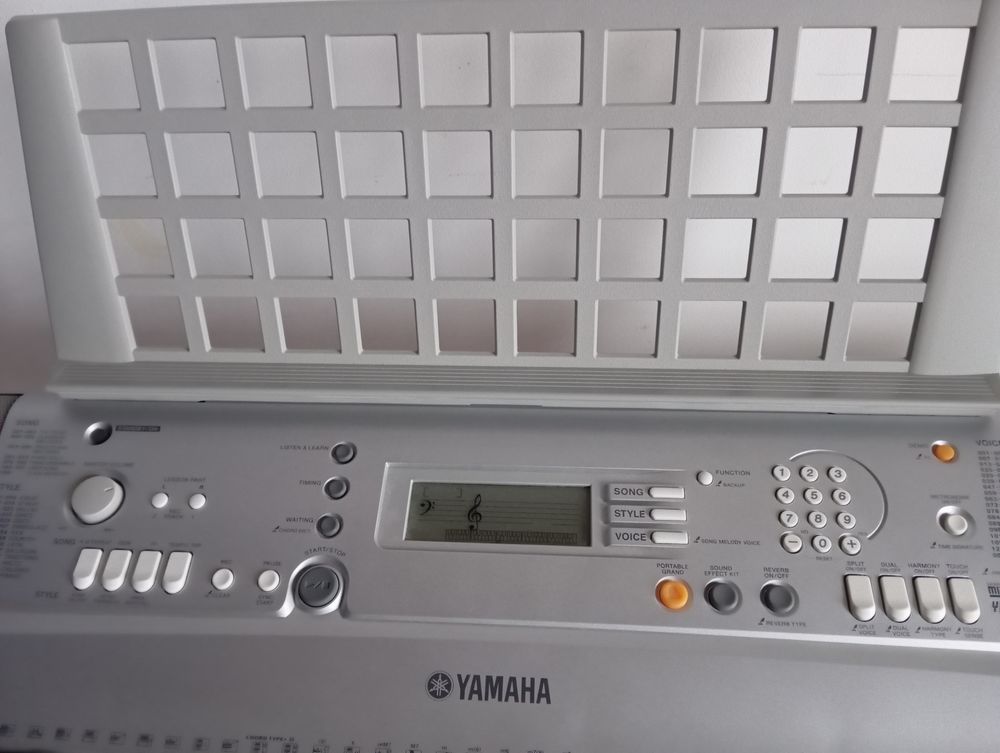 CLAVIER YAMAHA PSR-E303 Instruments de musique