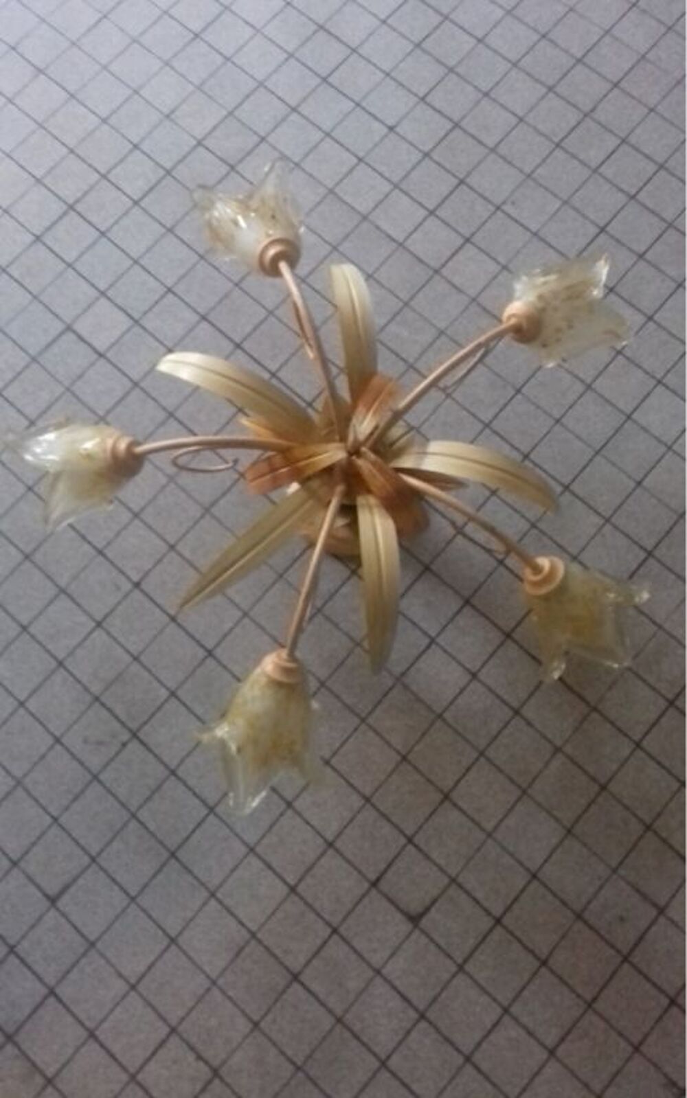 Lustre en verre tremp&eacute;, 5 branches : fleurs. 
Bon &eacute;tat. 90 € Décoration
