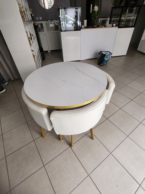 une table ronde avec 4 fauteuils 150 Piolenc (84)