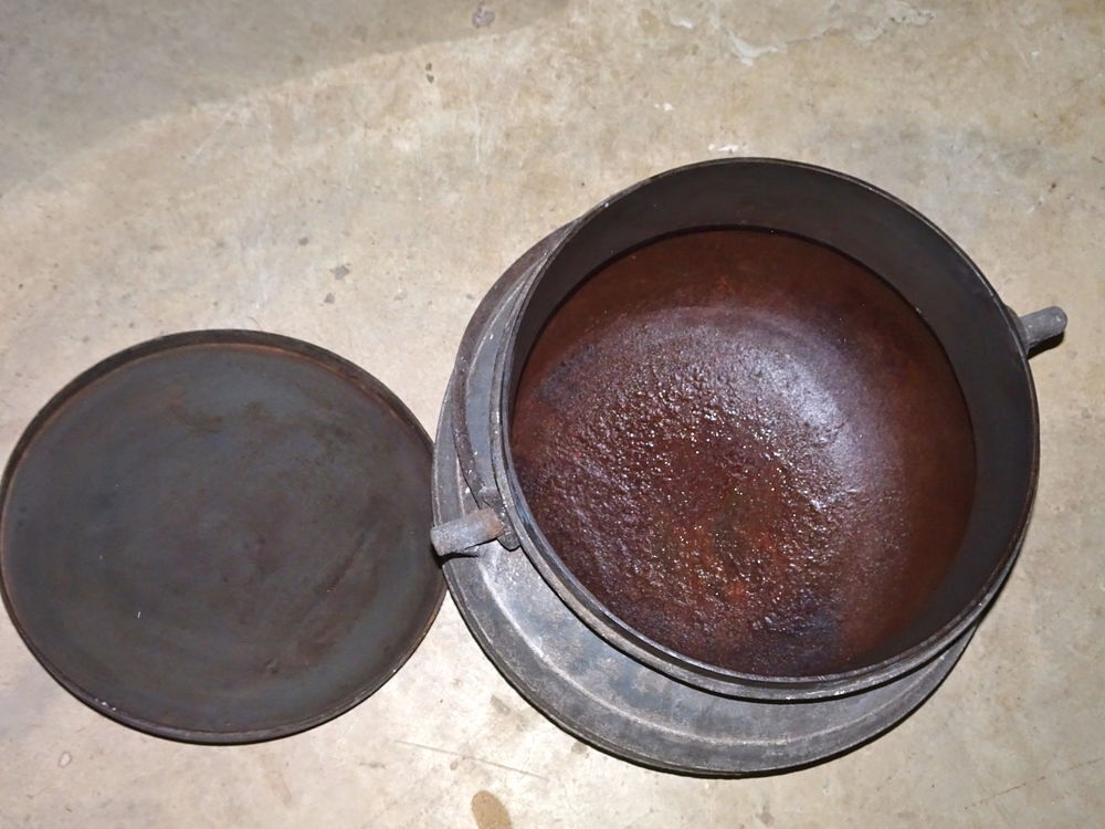 CHAUDRON EN FONTE . TBE. Parfait pour la "garbure" Cuisine
