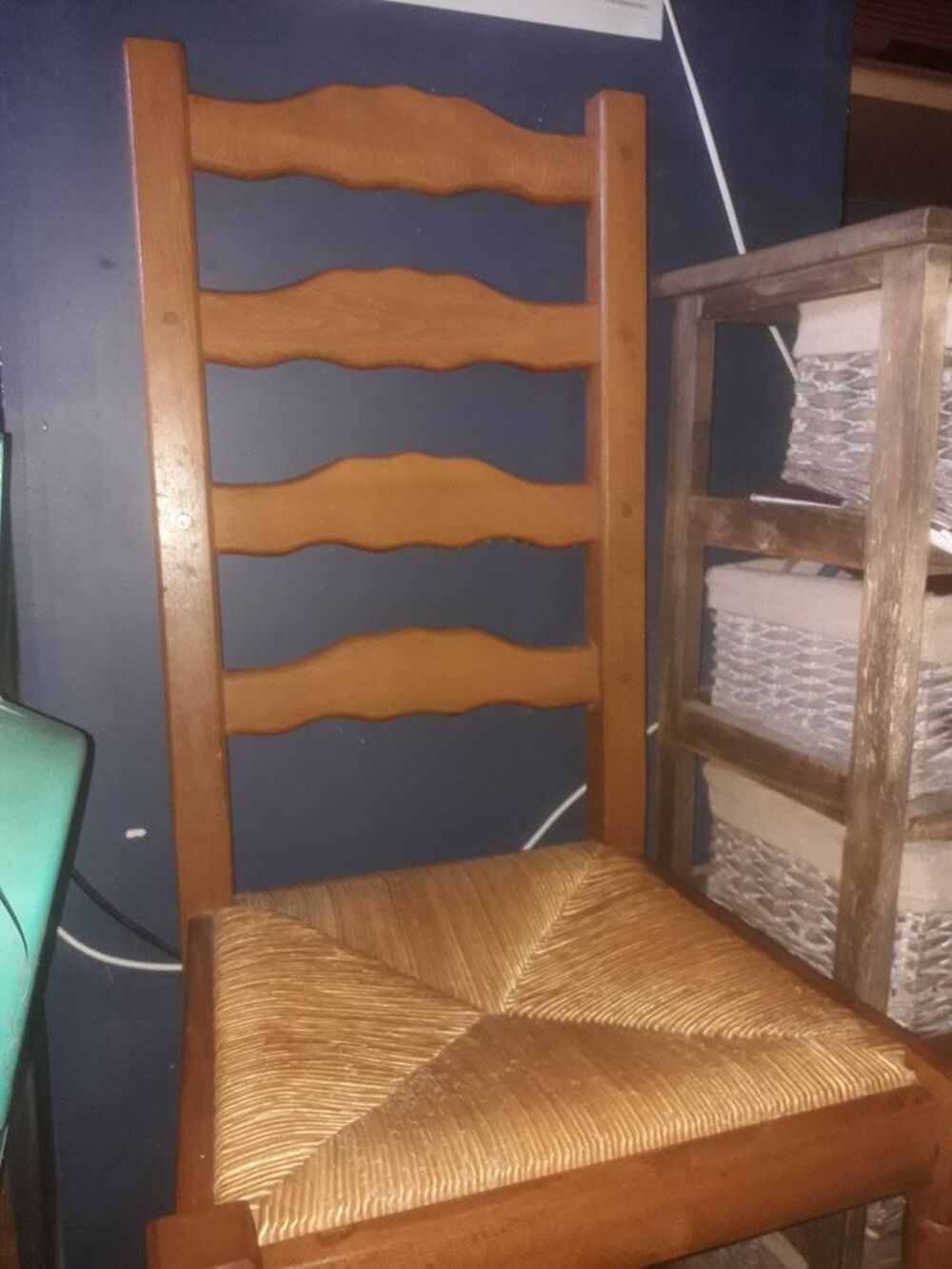 Table ovale quatre chaises en ch&ecirc;ne massif ( bois des chaises un peu ab&icirc;m&eacute;) Meubles