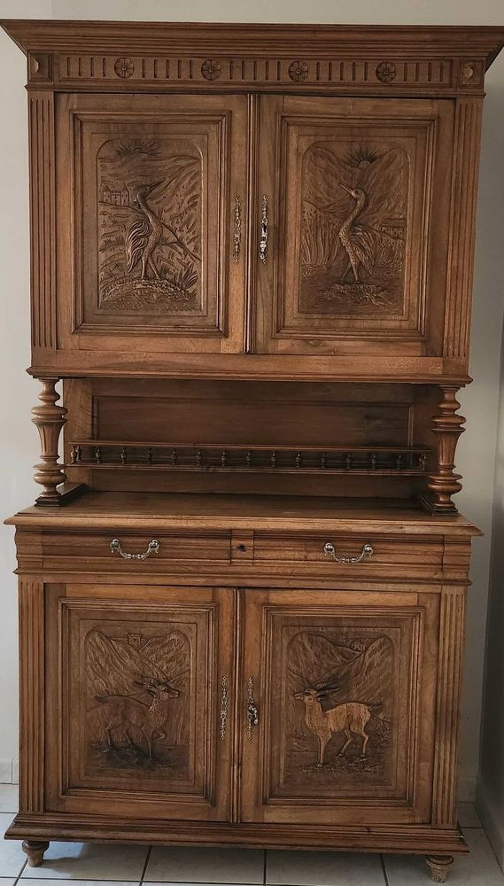 buffet ancien double corps dimensions haut 89 hauteur sans les pieds, 125 hauteur avec pieds , longueur 118 cms. Dimensions bas hauteur 99 avec pieds et 89 hauteur sans pieds , longueur 127 cms Meubles