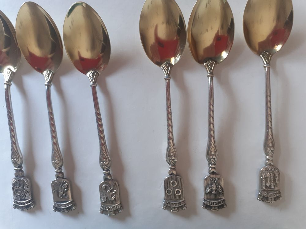 6 petites cuill&egrave;res dans joli coffret motif recto verso
Décoration