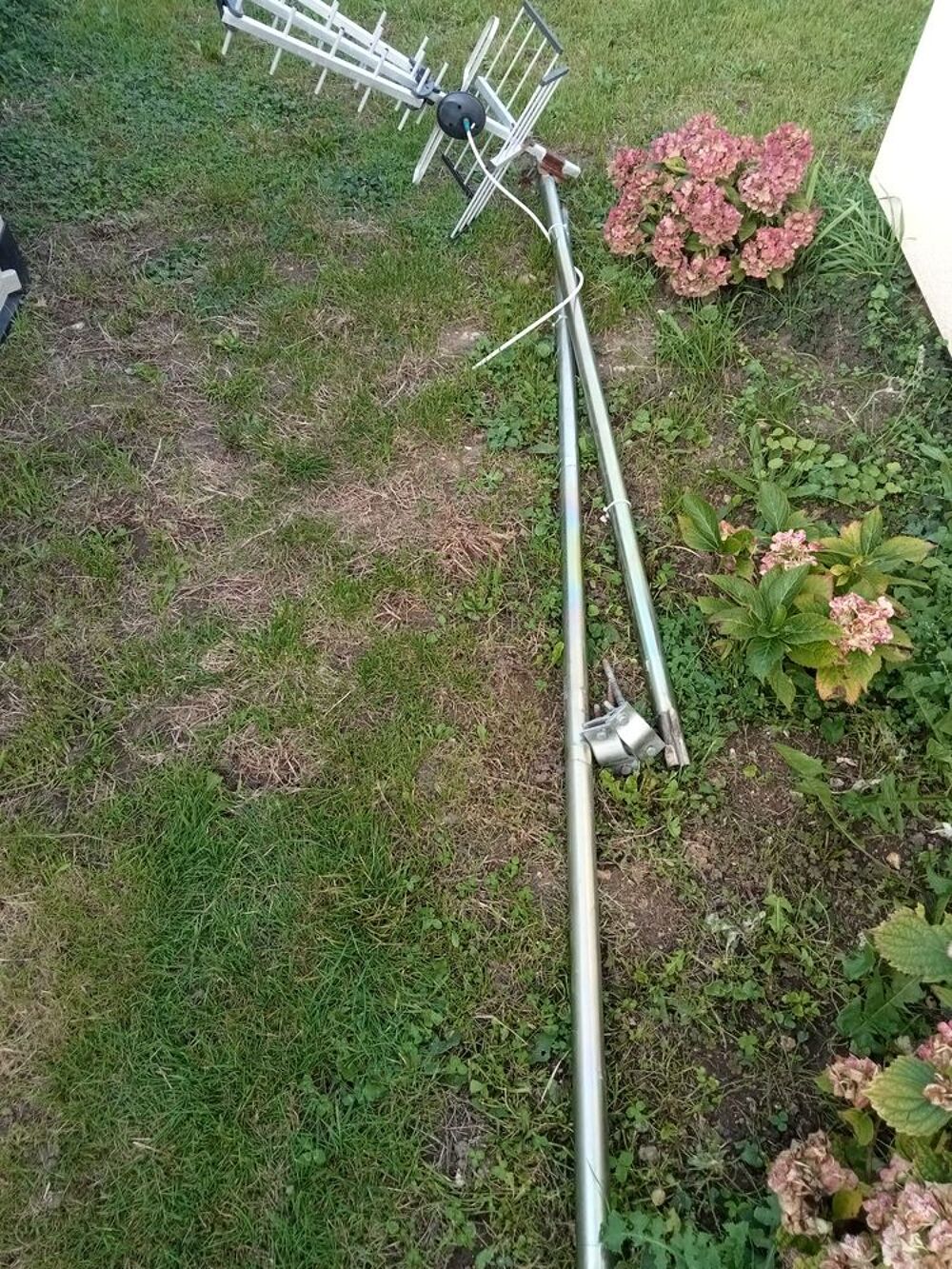 Antenne t&eacute;l&eacute; avec le m&acirc;t Meubles