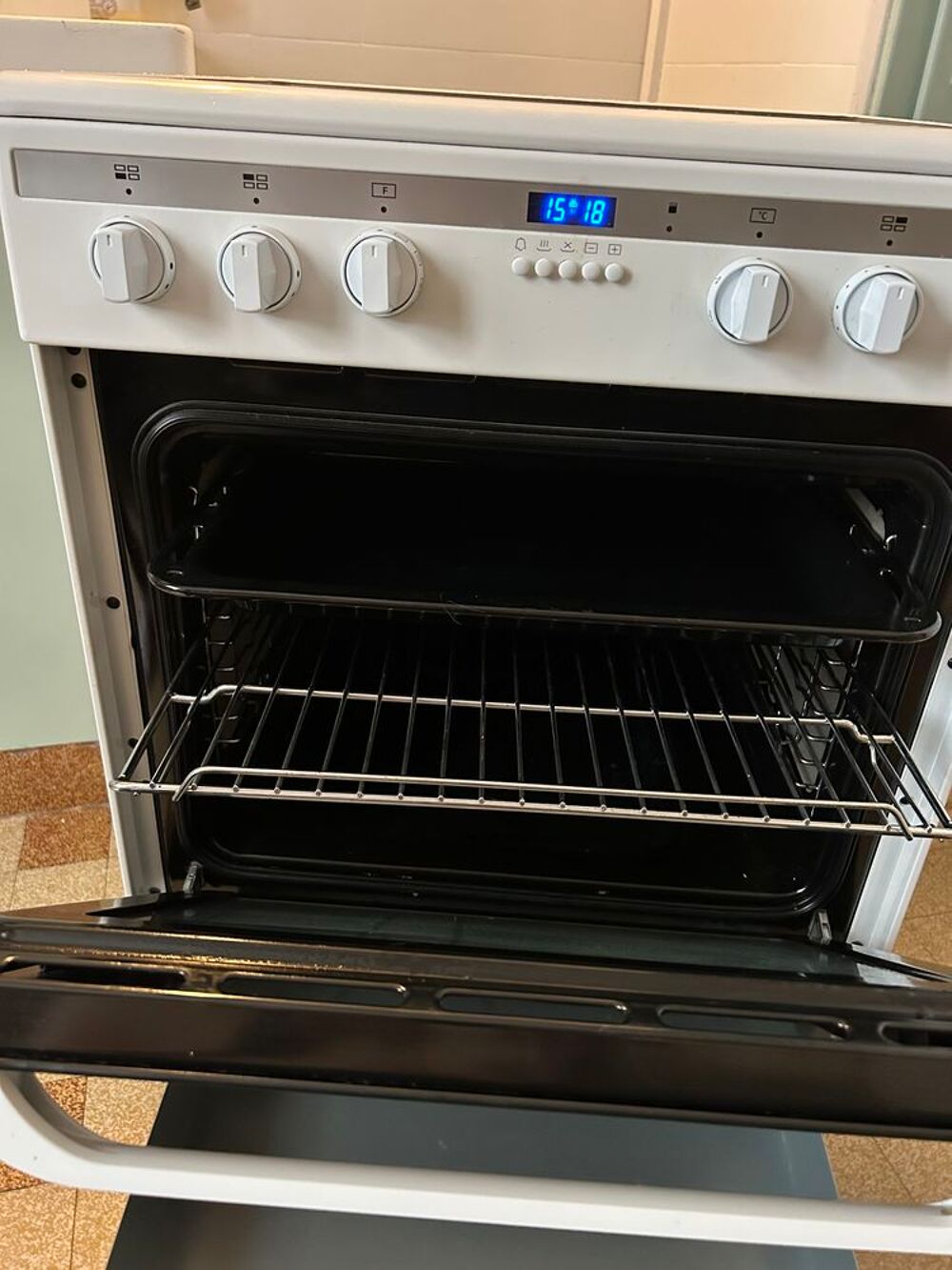 Cuisini&egrave;re Proline four int&eacute;gr&eacute; Electroménager