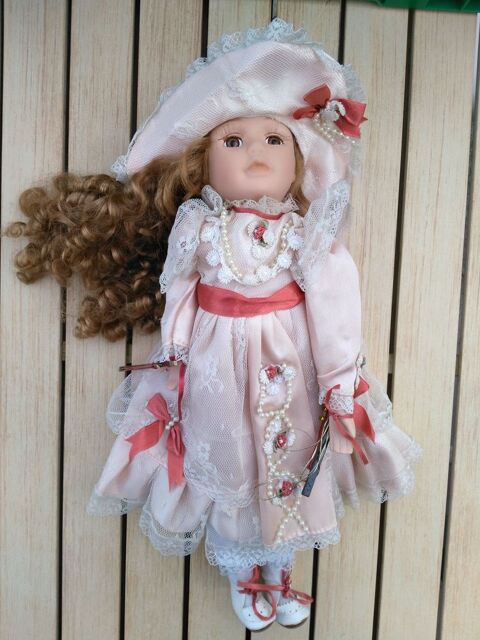 Poup�e en porcelaine violon cass�
5 Breuillet (91)