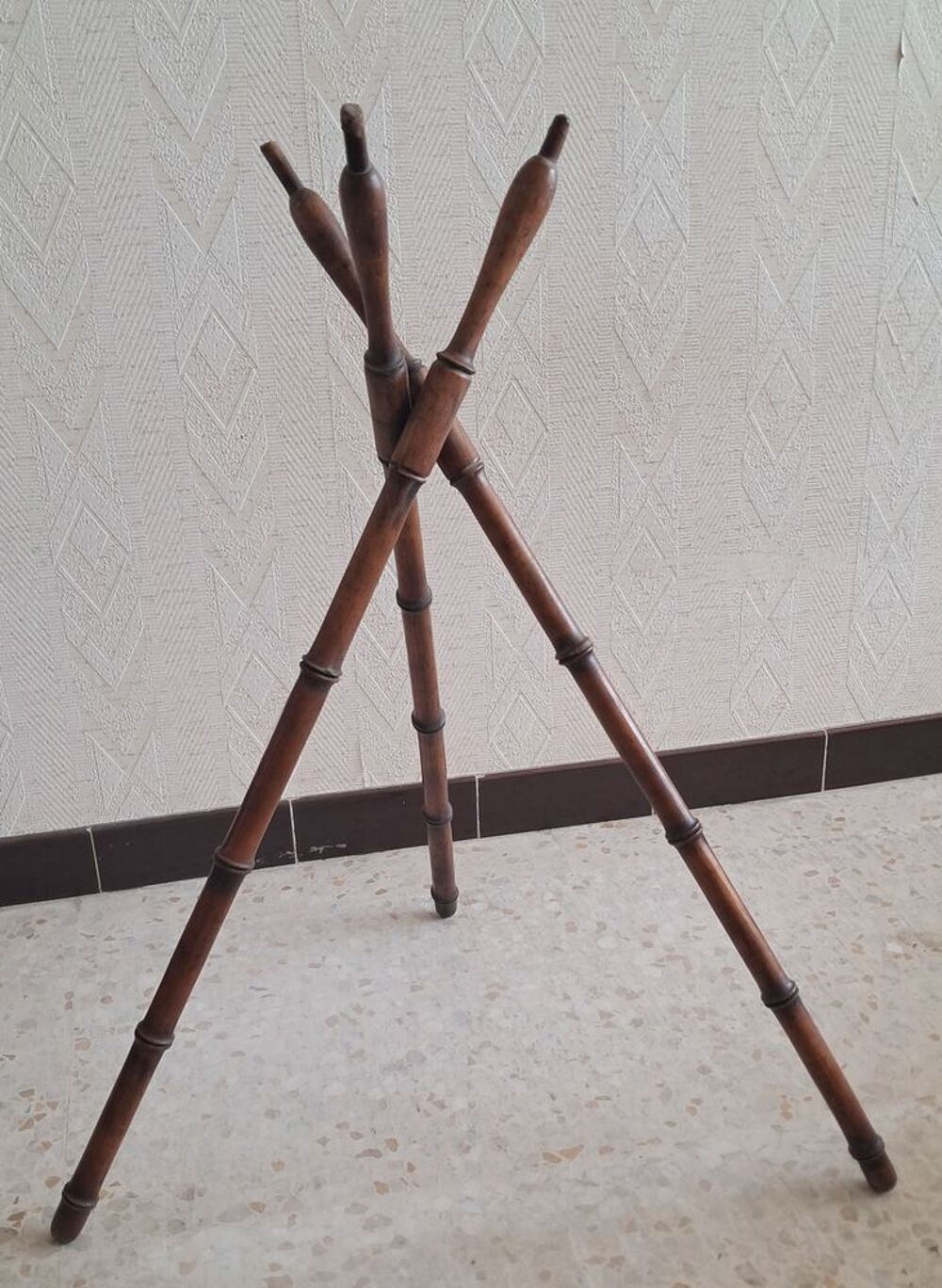 ancien trepied vintage en bois tourn&eacute; 
Décoration