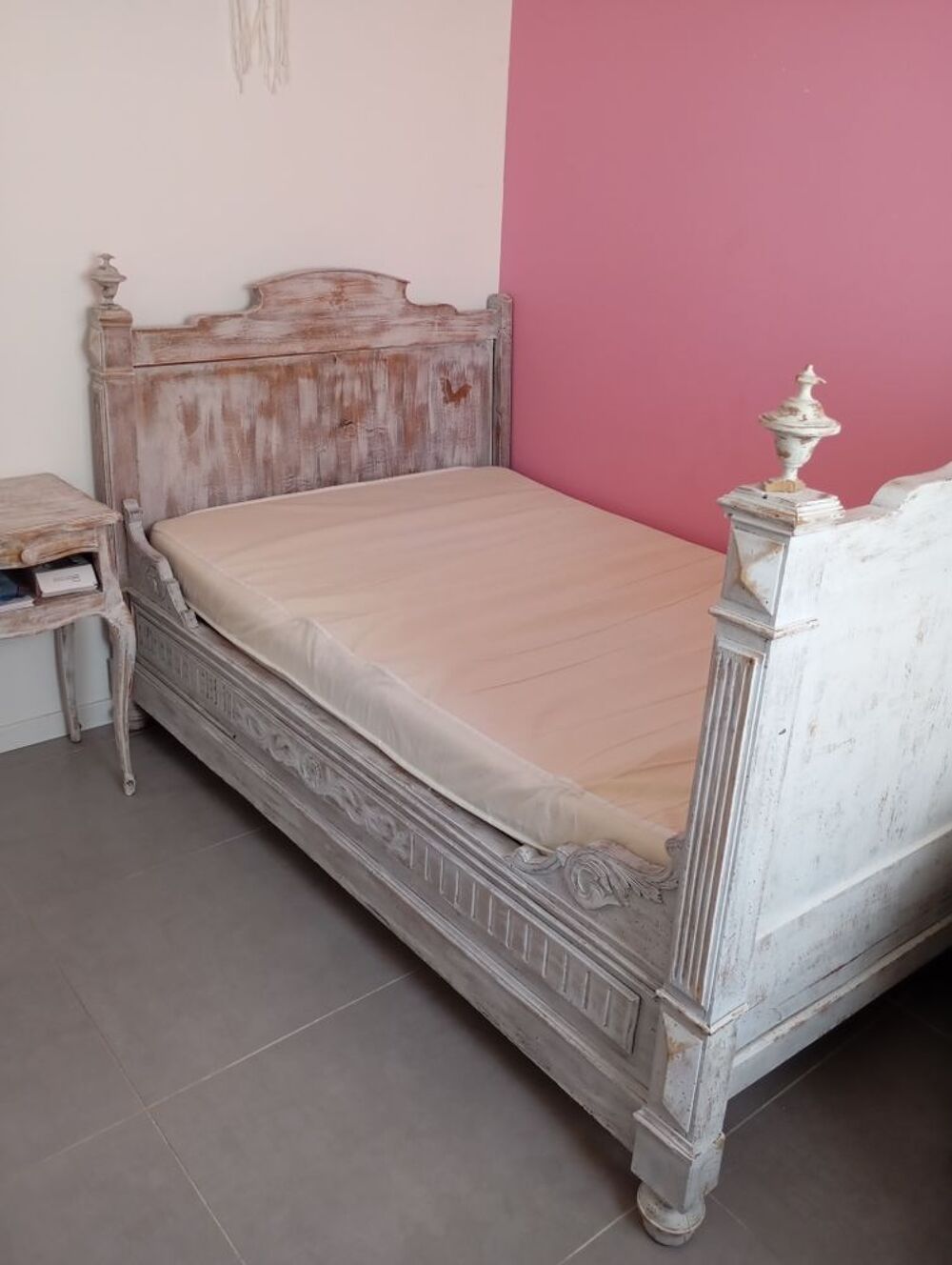 Lit double en bois avec sommier Meubles
