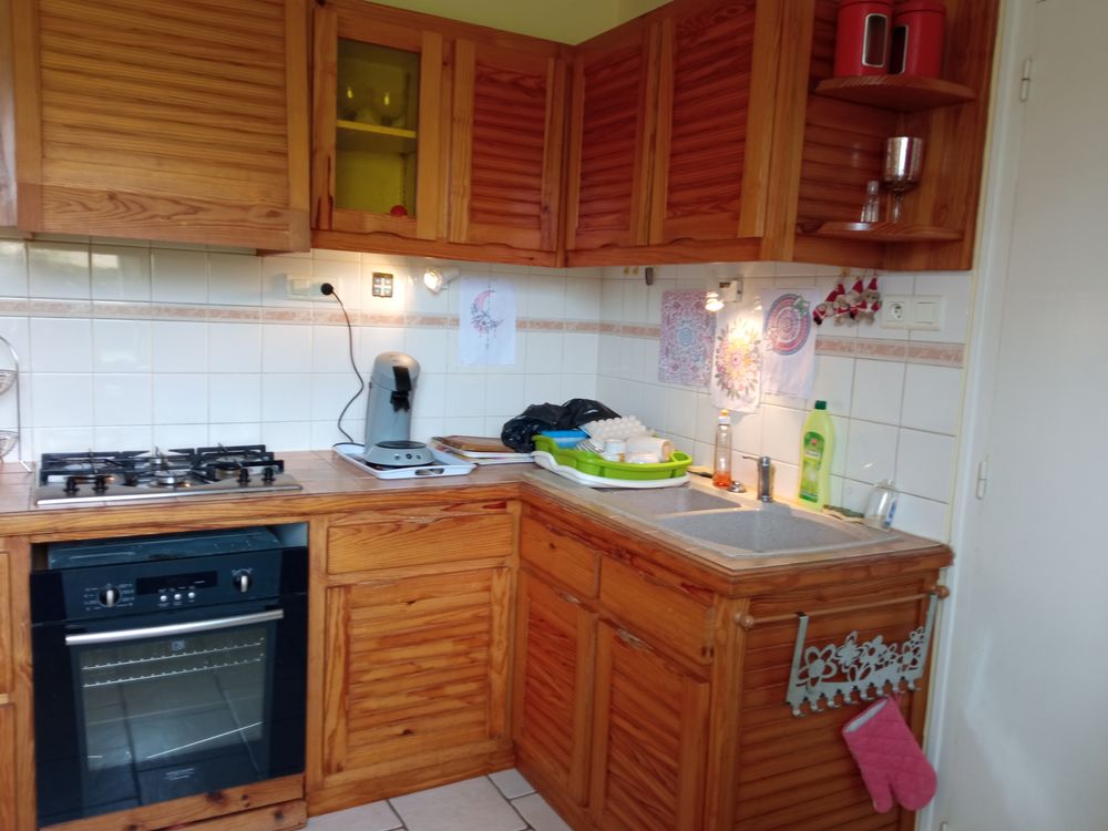 meubles de cuisine en pin bon &eacute;tat. Meubles