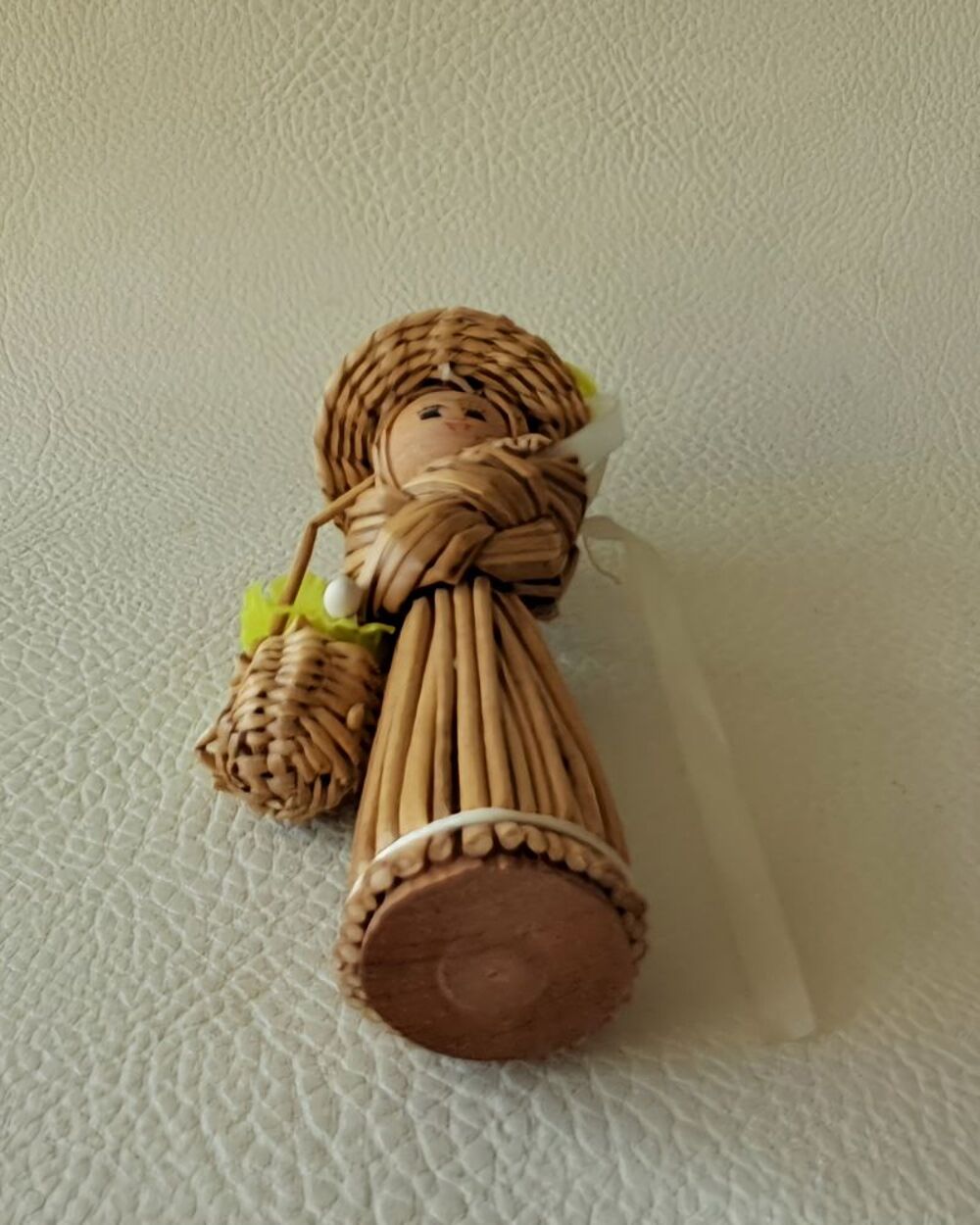 petite poup&eacute;e en paille tress&eacute;e panier et chapeau fleuri Décoration
