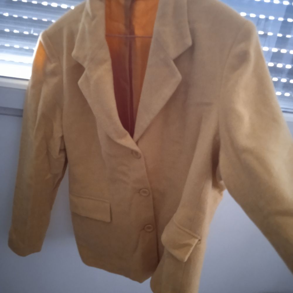 Veste tailleur moutarde taille 44, 45 % polyester, 20 % lain Vêtements