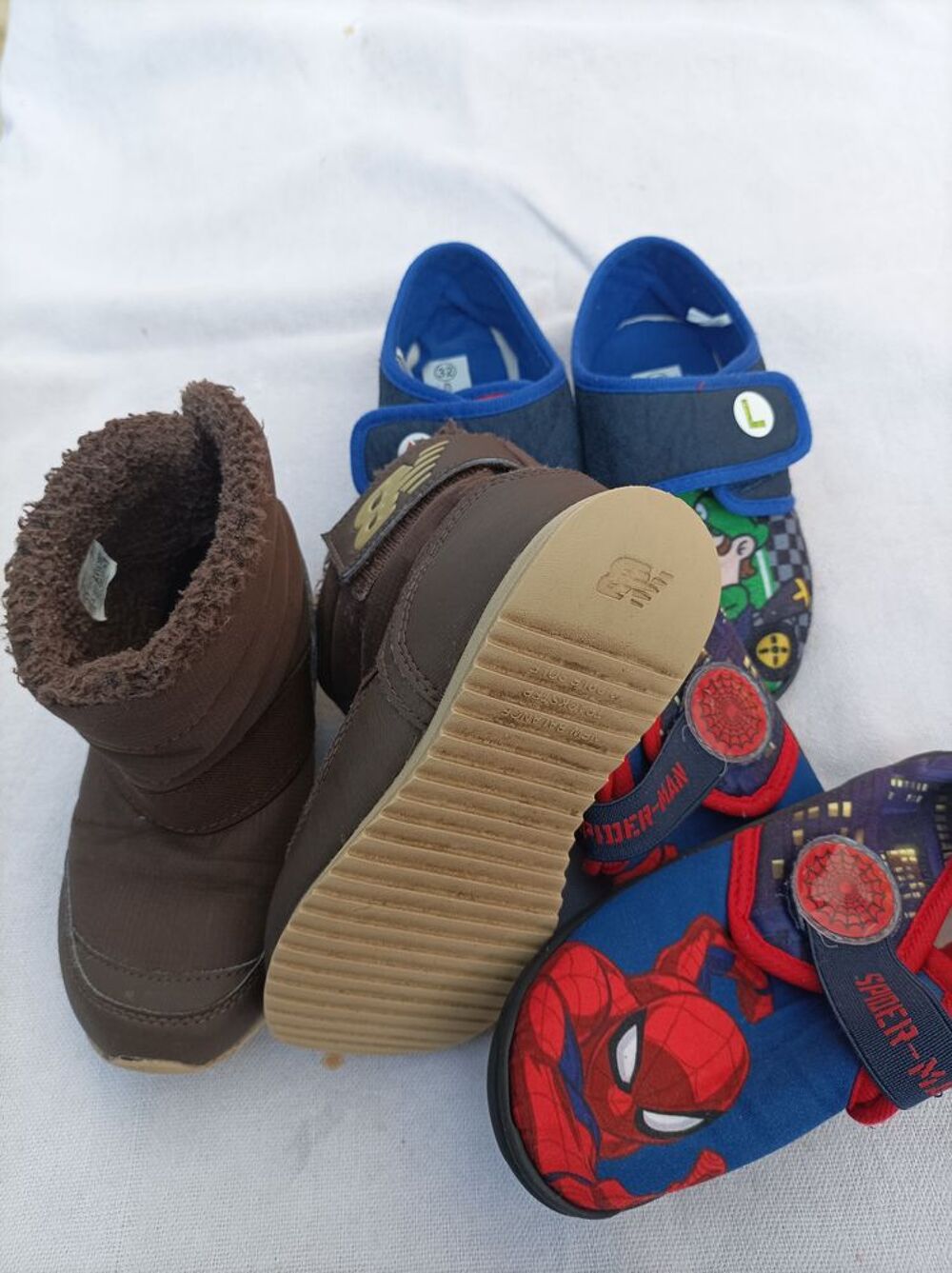 Pantoufles et bottines enfant. Chaussures enfants