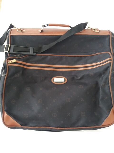 HOUSSE DE TRANSPORT POUR VETEMENTS 22 Angers (49)