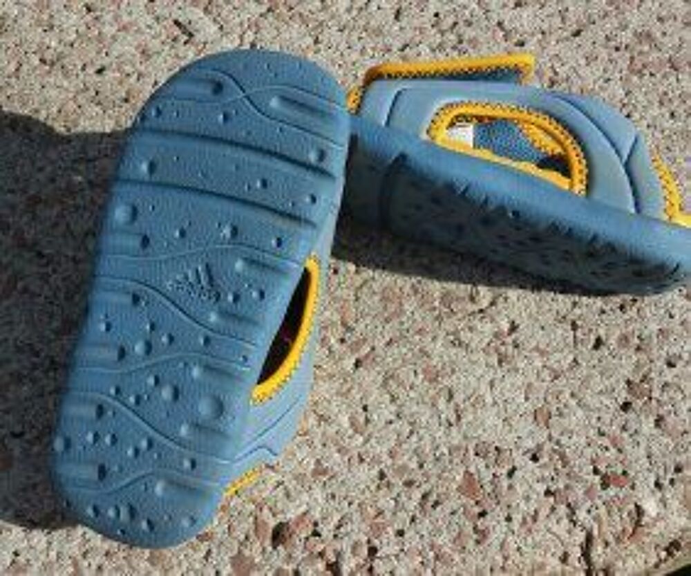 SANDALES/nu-pieds (pour B&Eacute;B&Eacute;) marque ADIDAS Pointure 23 Chaussures enfants