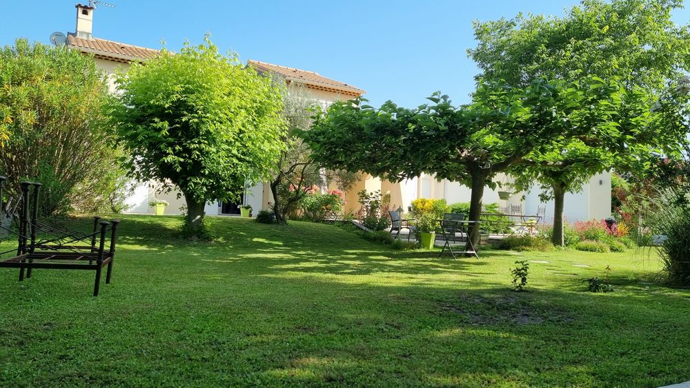 Location Villa villa meublée dans Vaucluse avec jardin et piscine Althen-des-paluds