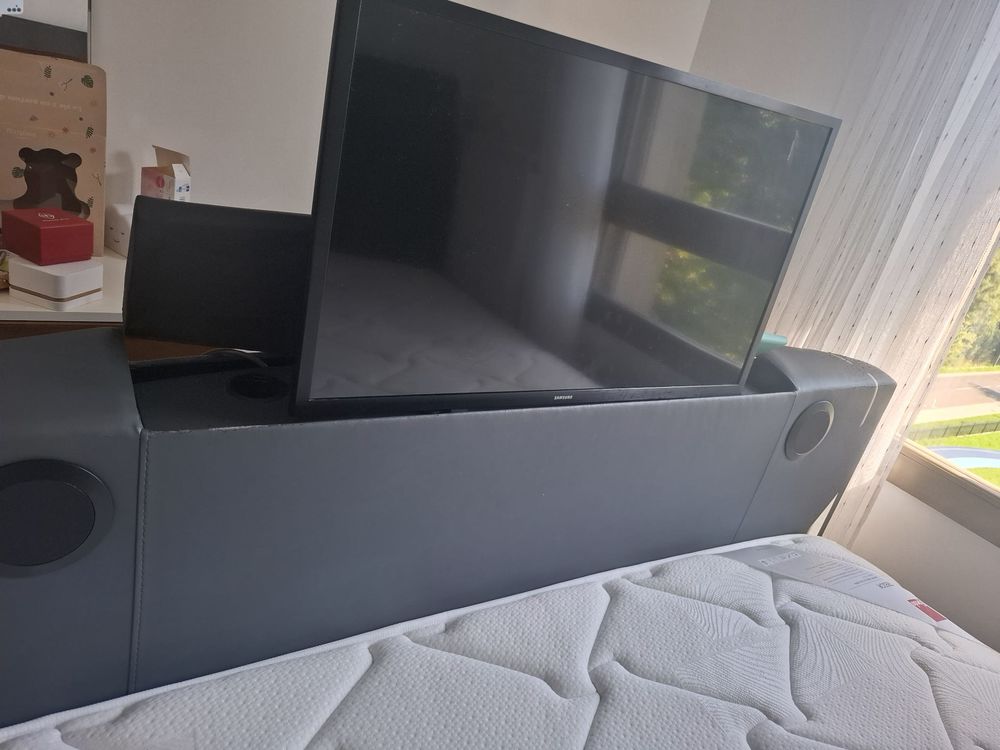 Lit double 160x200 avec fonctionnalit&eacute;s int&eacute;gr&eacute;es Meubles