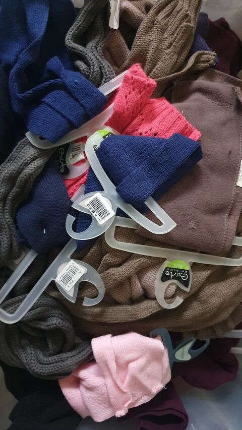 Lot de 60 �charpes b�b� et enfants
Bonnets, gants, moufles 40 Cendras (30)