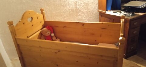 lit bébé en pin fait par un artisan savoyard 75 Joué-lès-Tours (37)