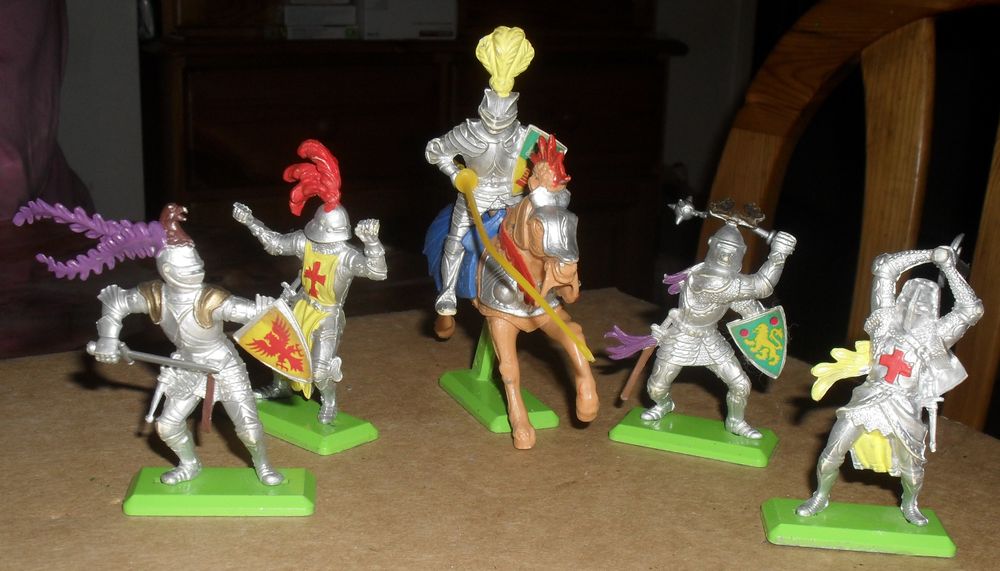5 chevaliers DEETAIL dont un &agrave; chaval Jeux / jouets