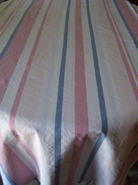Nappe en coton anti taches
2 m 45 sur 1 m 80
Neuve jamais ut 10 Estres-Saint-Denis (60)
