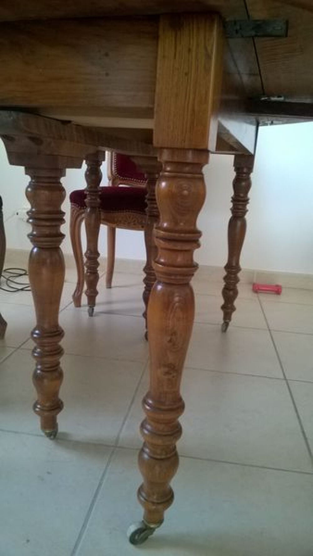 Table ronde en noyer Meubles