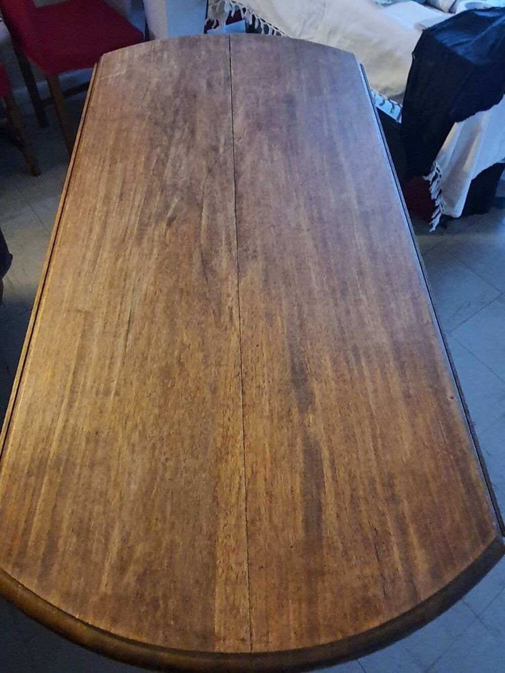 Table en ch&ecirc;ne extensible 4/16 personnes, sur roulettes. Meubles