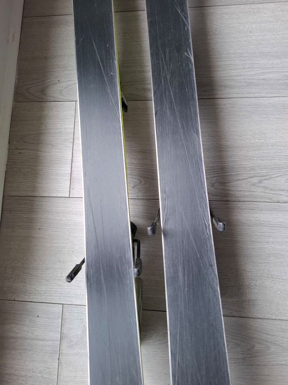 Skis piste Dynastar avec fixations hommes &eacute;tat satisfaisant Sports