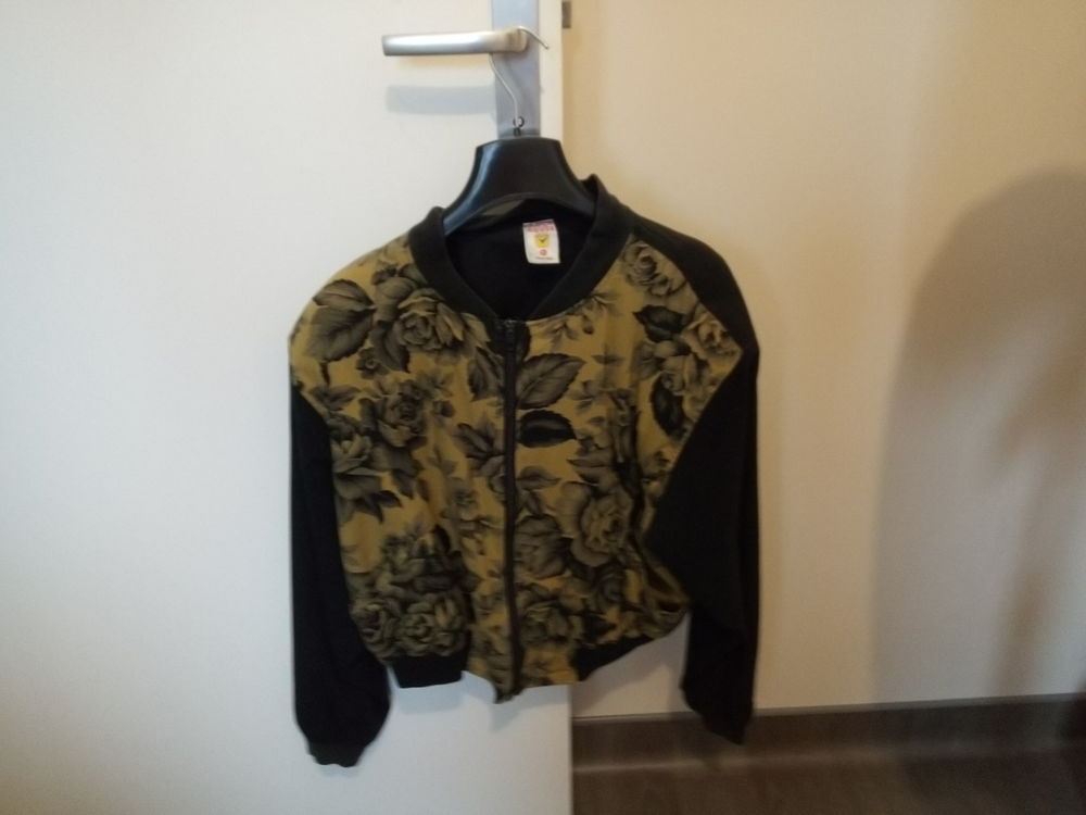BLOUSON FLEURI 
Vêtements