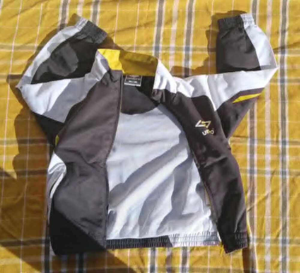 Surv&ecirc;tement Gar&ccedil;on Taille 94 de la Marque " Umbro " Vêtements enfants