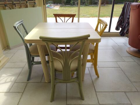 Table carrée en rotin avec 4 chaises assorties en rotin. 200 Hermanville-sur-Mer (14)