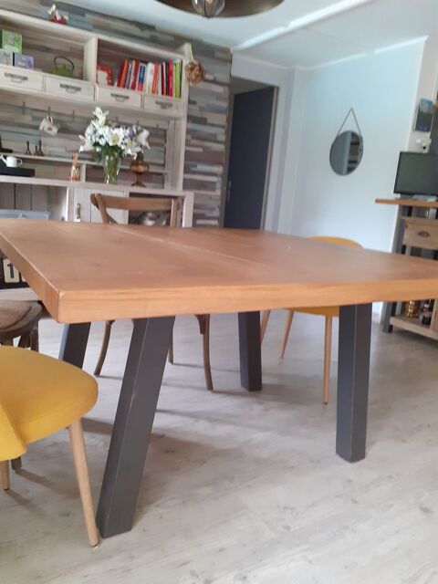 Belle table en ch�ne massif 1600 P�lissanne (13)