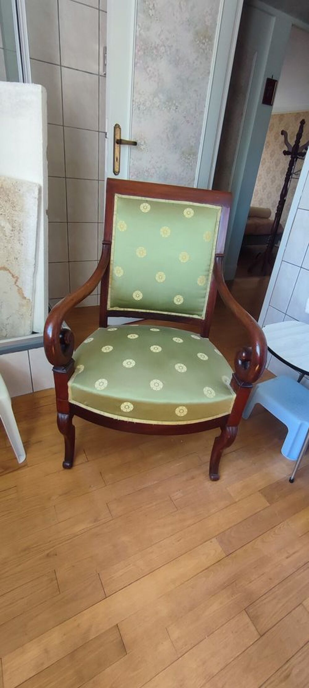 Paire de fauteuils anciens en bois ? tissu vert &agrave; motifs Meubles
