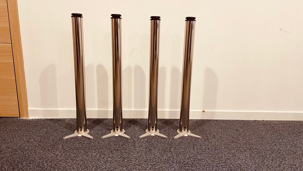 4 pieds chrom&eacute;s r&eacute;glables pour bureau ou table Meubles