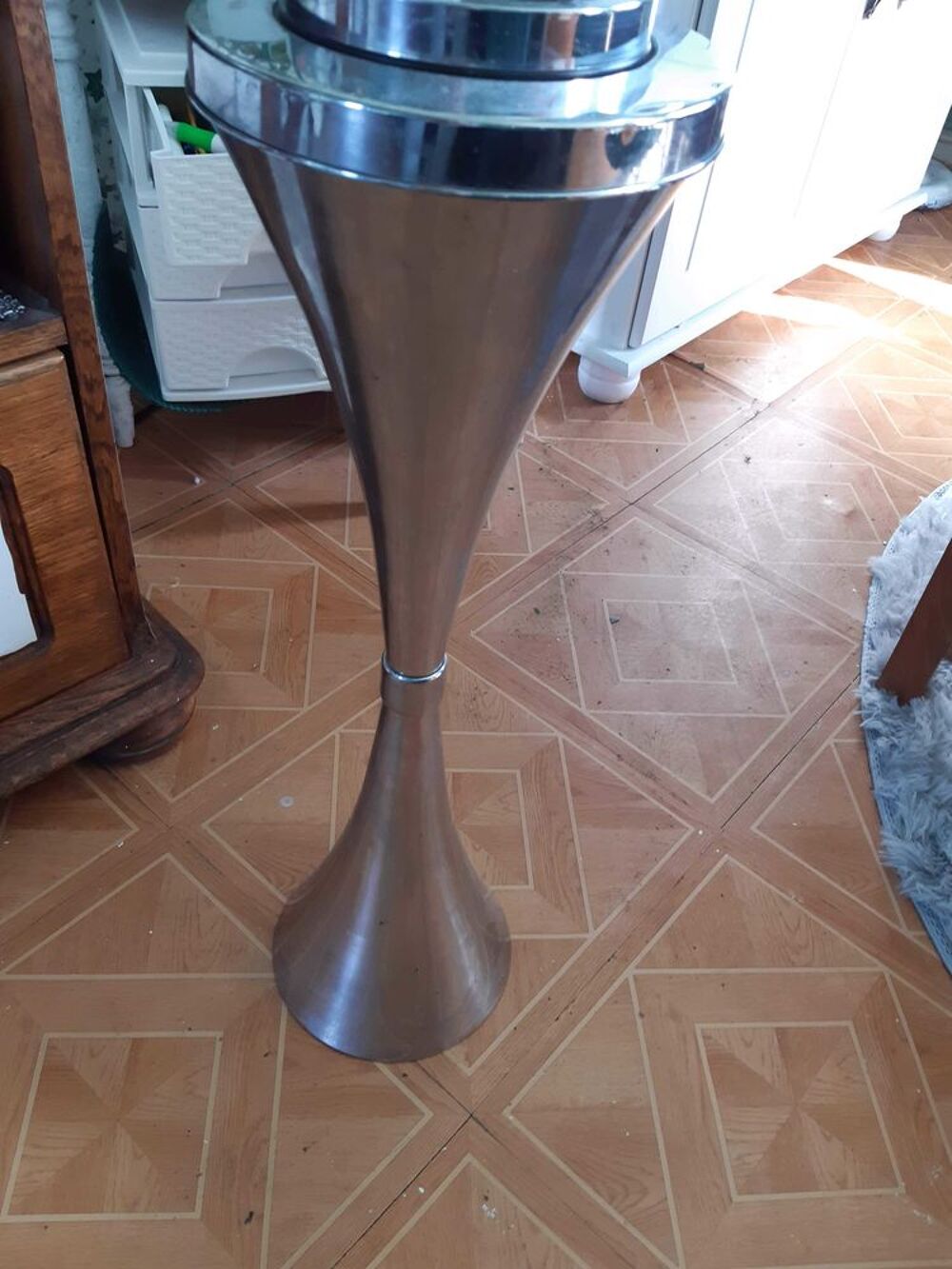tr&egrave;s beau cendrier sur pied en inox Décoration