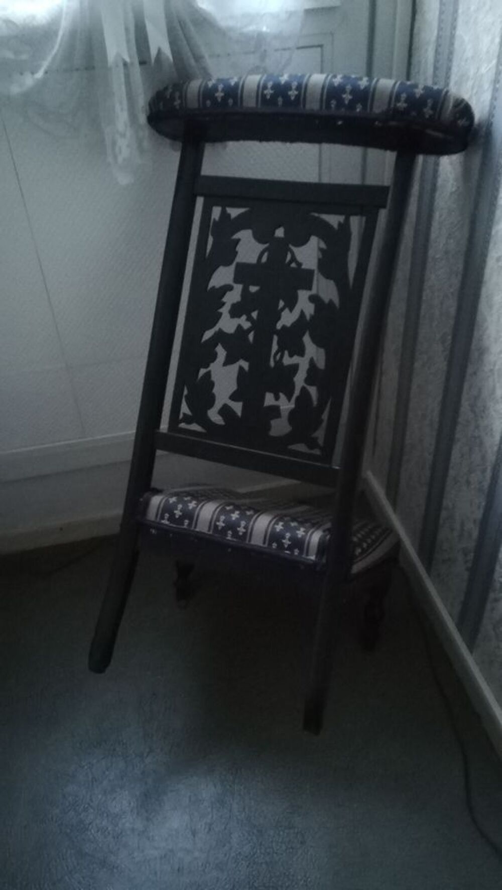 Chaise/fauteuil prie-dieu ancien en excellent &eacute;tat. Meubles
