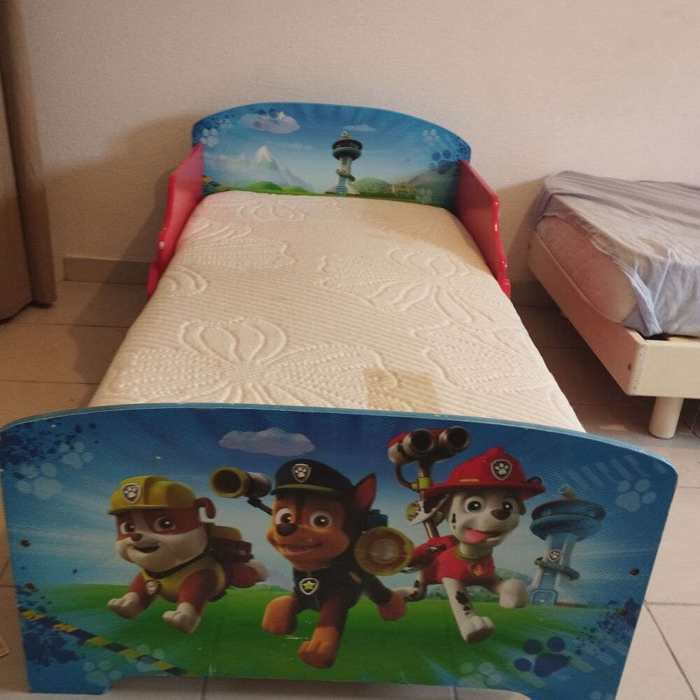 Lit enfant 4 a 8 ans et son matelas. Meubles