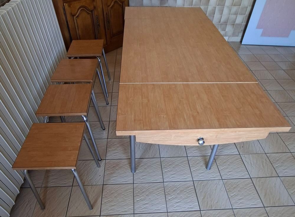 Table de cuisine en formica avec 2 rallonges. Meubles