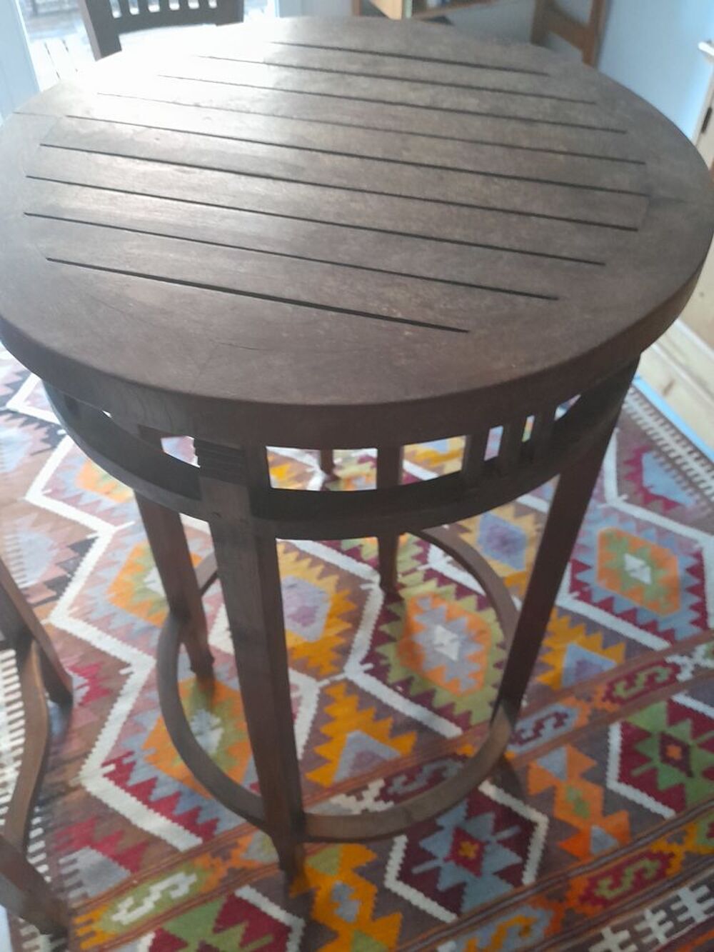 PETITE TABLE DE BAR ET 2 CHAISES HAUTES Meubles