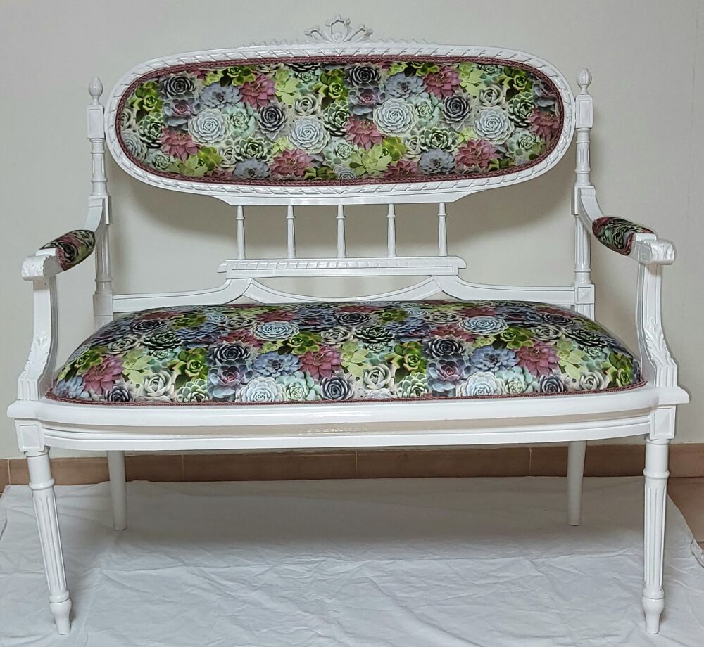 Banquette Louis XVI restaur&eacute;e, &eacute;tat neuf. Tissu velours ras. Meubles