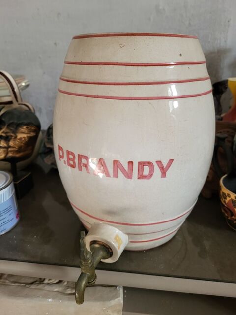 Tonneau à Brandy en porcelaine. 
60 Nice (06)