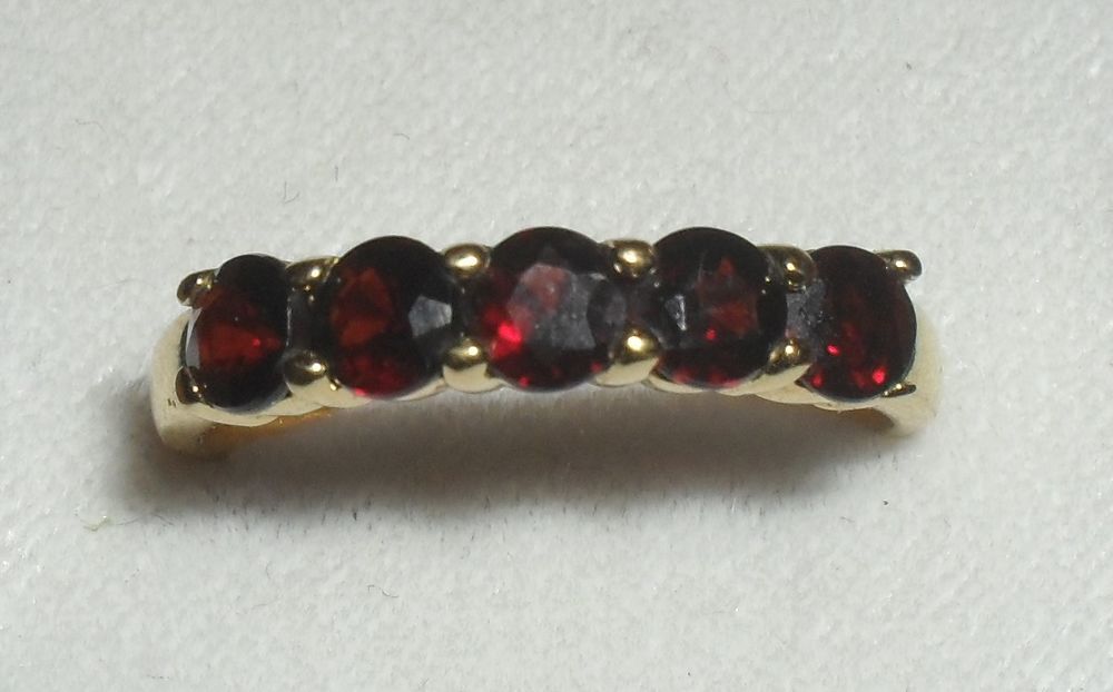 Superbe Bague Vintage avec 5 Pierres et Poin&ccedil;on. Bijoux et montres