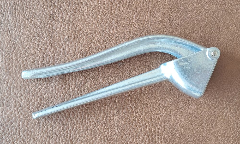 presse ail en m&eacute;tal inox 
longueur 14 cm
Cuisine