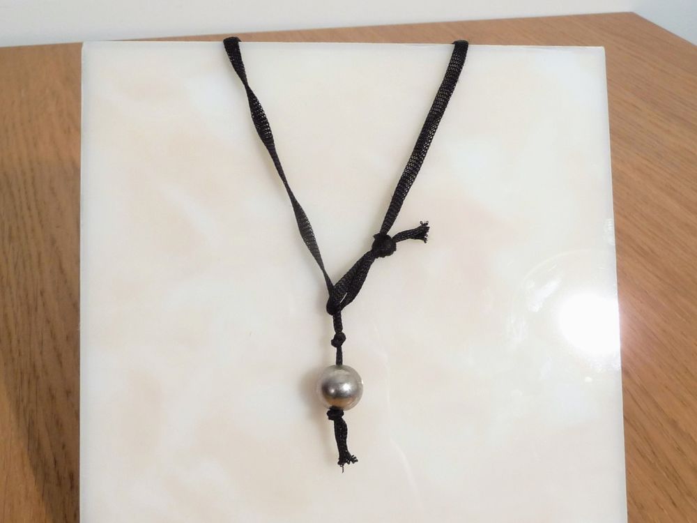 Collier/ Sautoir avec son Serpent Vert et Billes Bijoux et montres