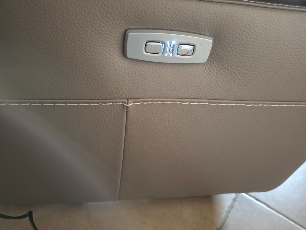 Canap&eacute; cuir 3 places &eacute;lectrique couleur taupe gris
Meubles