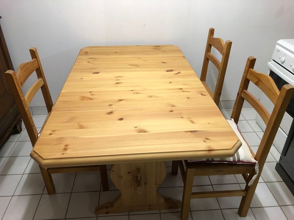 Table, chaises et banc Meubles