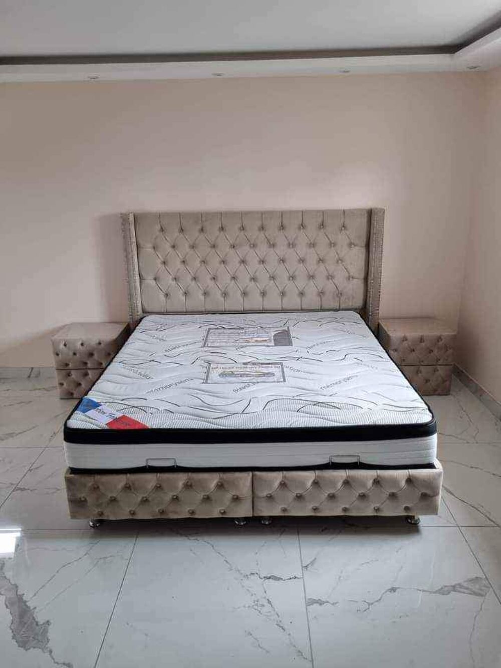 LIT COFFRE AVEC SOMMIER INTEGRE 140x190 OU 160x200 BEIGE Meubles