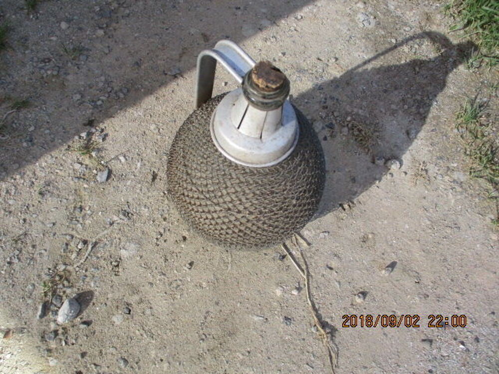 Bouteille entour&eacute;e de fer 