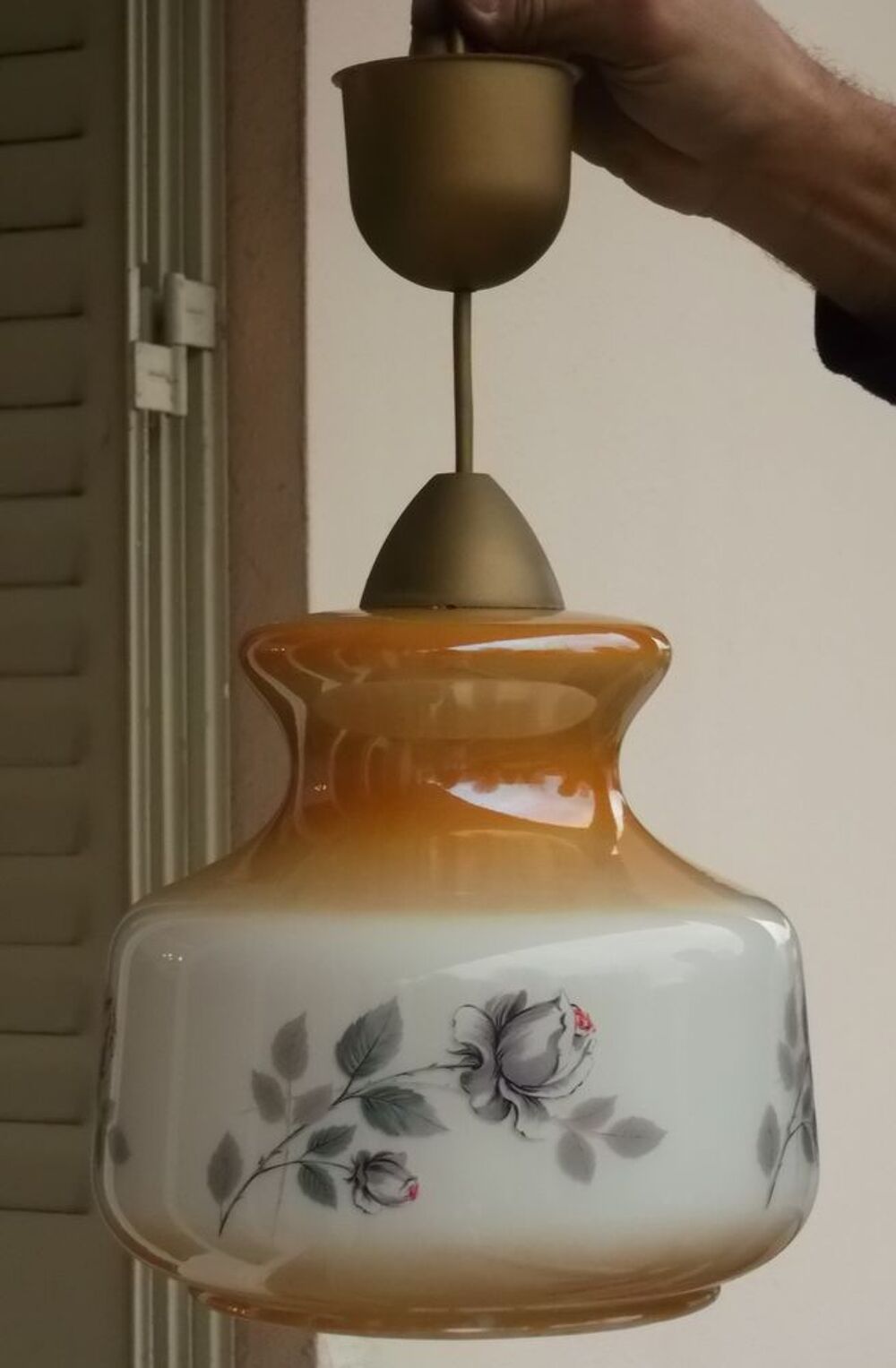 Lustre en verre orang&eacute; avec motif roses grises Décoration