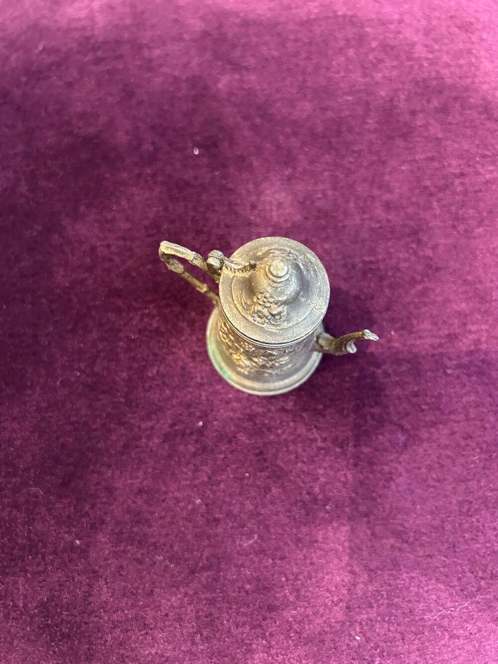 Petite th&eacute;i&egrave;re d'exposition avec fleurs grav&eacute;es 
